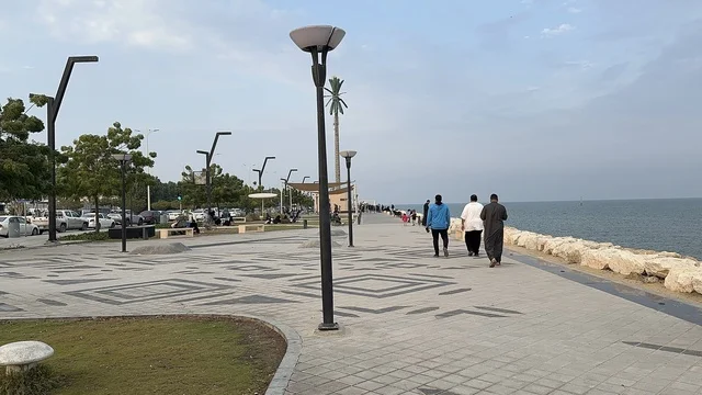 أجواء عائلية هادئة ، تجربة تنزه عصرية، ممشى همس فى المنطقة الشرقية، المملكة العربية السعودية ،وجهة ترفيهية مفتوحة، مساحات للمشي والاسترخاء، جلسات ومقاعد خارجية ، مطاعم ومقاهي متنوعة