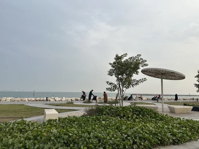 أجواء عائلية هادئة ، تجربة تنزه عصرية، ممشى همس فى المنطقة الشرقية، المملكة العربية السعودية ،وجهة ترفيهية مفتوحة، مساحات للمشي والاسترخاء، جلسات ومقاعد خارجية ، مطاعم ومقاهي متنوعة