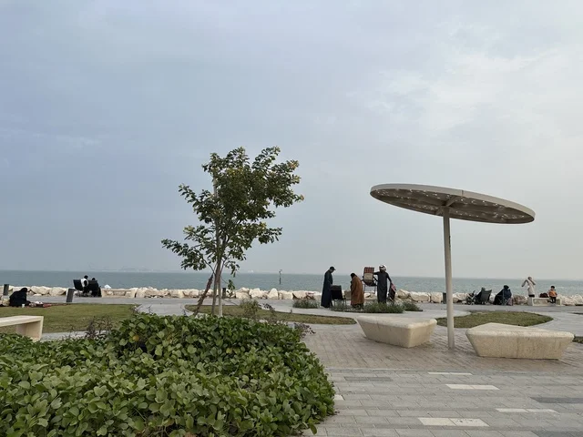 أجواء عائلية هادئة ، تجربة تنزه عصرية، ممشى همس فى المنطقة الشرقية، المملكة العربية السعودية ،وجهة ترفيهية مفتوحة، مساحات للمشي والاسترخاء، جلسات ومقاعد خارجية ، مطاعم ومقاهي متنوعة