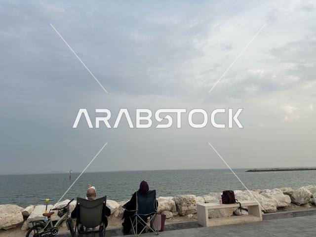 أجواء عائلية هادئة ، تجربة تنزه عصرية، ممشى همس فى المنطقة الشرقية، المملكة العربية السعودية ،وجهة ترفيهية مفتوحة، مساحات للمشي والاسترخاء، جلسات ومقاعد خارجية ، مطاعم ومقاهي متنوعة
