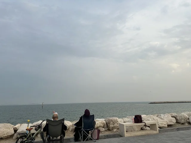 أجواء عائلية هادئة ، تجربة تنزه عصرية، ممشى همس فى المنطقة الشرقية، المملكة العربية السعودية ،وجهة ترفيهية مفتوحة، مساحات للمشي والاسترخاء، جلسات ومقاعد خارجية ، مطاعم ومقاهي متنوعة