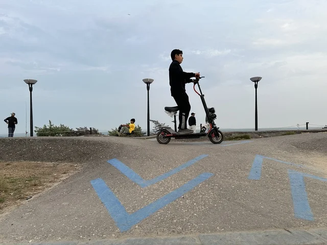 وجهة ترفيهية مفتوحة،  ممشى همس فى المنطقة الشرقية، المملكة العربية السعودية ،مساحات للمشي والاسترخاء، أجواء عائلية هادئة ، تجربة تنزه عصرية، جلسات ومقاعد خارجية ، مطاعم ومقاهي متنوعة