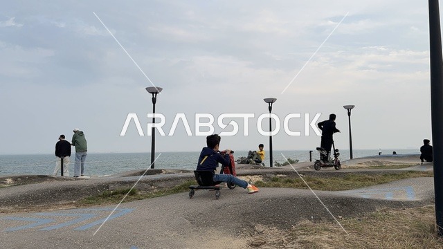 وجهة ترفيهية مفتوحة،  ممشى همس فى المنطقة الشرقية، المملكة العربية السعودية ،مساحات للمشي والاسترخاء، أجواء عائلية هادئة ، تجربة تنزه عصرية، جلسات ومقاعد خارجية ، مطاعم ومقاهي متنوعة