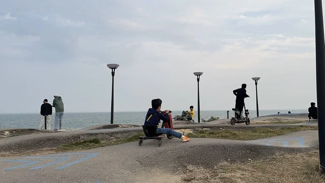 وجهة ترفيهية مفتوحة،  ممشى همس فى المنطقة الشرقية، المملكة العربية السعودية ،مساحات للمشي والاسترخاء، أجواء عائلية هادئة ، تجربة تنزه عصرية، جلسات ومقاعد خارجية ، مطاعم ومقاهي متنوعة