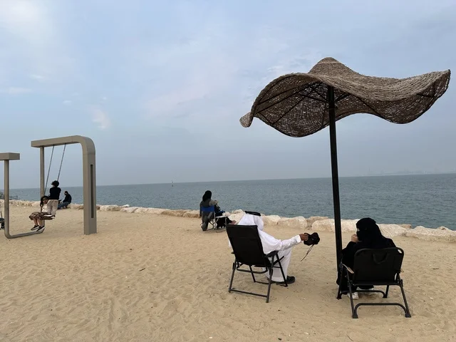 وجهة ترفيهية مفتوحة،  ممشى همس فى المنطقة الشرقية، المملكة العربية السعودية ،مساحات للمشي والاسترخاء، أجواء عائلية هادئة ، تجربة تنزه عصرية، جلسات ومقاعد خارجية ، مطاعم ومقاهي متنوعة