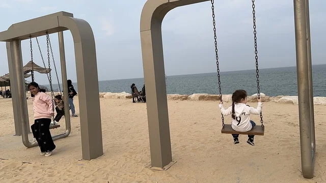 وجهة ترفيهية مفتوحة،  ممشى همس فى المنطقة الشرقية، المملكة العربية السعودية ،مساحات للمشي والاسترخاء، أجواء عائلية هادئة ، تجربة تنزه عصرية، جلسات ومقاعد خارجية ، مطاعم ومقاهي متنوعة