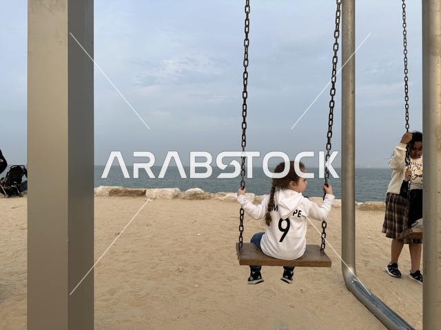 وجهة ترفيهية مفتوحة،  ممشى همس فى المنطقة الشرقية، المملكة العربية السعودية ،مساحات للمشي والاسترخاء، أجواء عائلية هادئة ، تجربة تنزه عصرية، جلسات ومقاعد خارجية ، مطاعم ومقاهي متنوعة