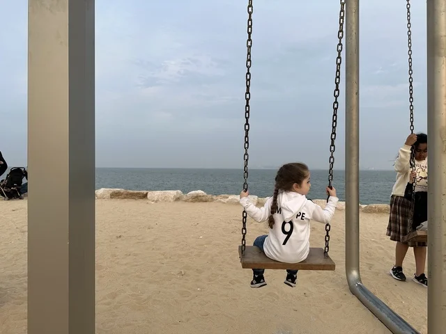 وجهة ترفيهية مفتوحة،  ممشى همس فى المنطقة الشرقية، المملكة العربية السعودية ،مساحات للمشي والاسترخاء، أجواء عائلية هادئة ، تجربة تنزه عصرية، جلسات ومقاعد خارجية ، مطاعم ومقاهي متنوعة