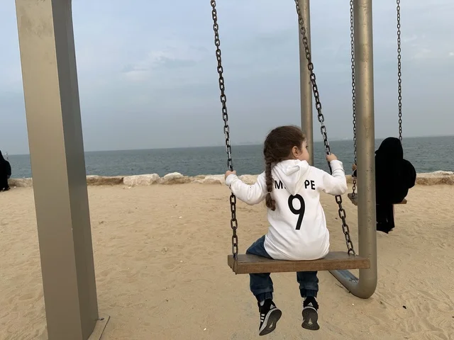 وجهة ترفيهية مفتوحة،  ممشى همس فى المنطقة الشرقية، المملكة العربية السعودية ،مساحات للمشي والاسترخاء، أجواء عائلية هادئة ، تجربة تنزه عصرية، جلسات ومقاعد خارجية ، مطاعم ومقاهي متنوعة