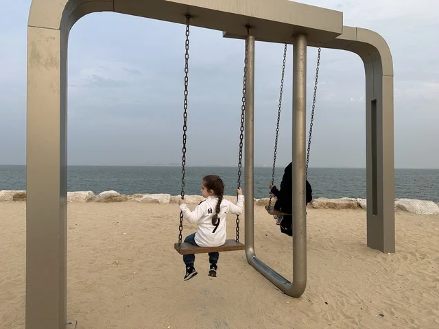 مساحات للمشي والاسترخاء،  ممشى همس فى المنطقة الشرقية، المملكة العربية السعودية ،أجواء عائلية هادئة ،  وجهة ترفيهية مفتوحة، تجربة تنزه عصرية، جلسات ومقاعد خارجية ، مطاعم ومقاهي متنوعة