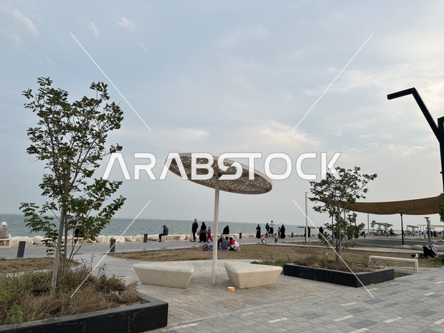 مساحات للمشي والاسترخاء،  ممشى همس فى المنطقة الشرقية، المملكة العربية السعودية ،أجواء عائلية هادئة ،  وجهة ترفيهية مفتوحة، تجربة تنزه عصرية، جلسات ومقاعد خارجية ، مطاعم ومقاهي متنوعة