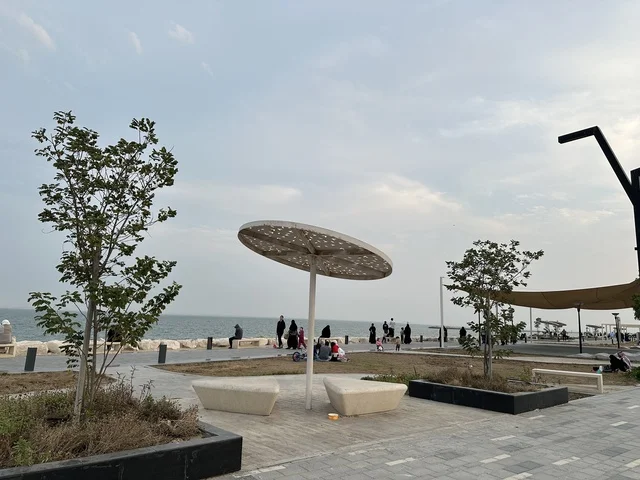 مساحات للمشي والاسترخاء،  ممشى همس فى المنطقة الشرقية، المملكة العربية السعودية ،أجواء عائلية هادئة ،  وجهة ترفيهية مفتوحة، تجربة تنزه عصرية، جلسات ومقاعد خارجية ، مطاعم ومقاهي متنوعة