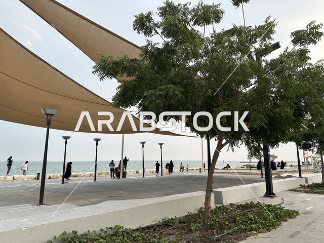 مساحات للمشي والاسترخاء،  ممشى همس فى المنطقة الشرقية، المملكة العربية السعودية ،أجواء عائلية هادئة ،  وجهة ترفيهية مفتوحة، تجربة تنزه عصرية، جلسات ومقاعد خارجية ، مطاعم ومقاهي متنوعة