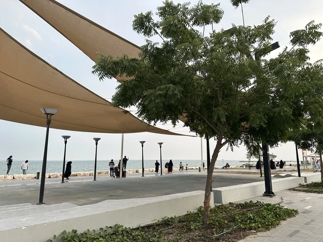 Walking and relaxation areas, Hams Walkway in the Eastern Province, Kingdom of Saudi Arabia, calm family atmosphere, open recreational destination, modern walking experience, outdoor seating and benches, diverse restaurants and cafes.