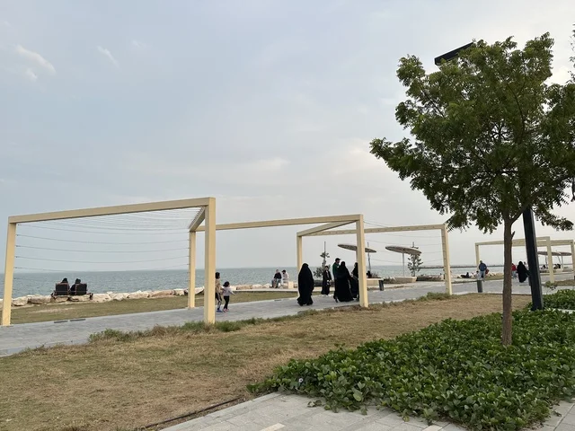 Walking and relaxation areas, Hams Walkway in the Eastern Province, Kingdom of Saudi Arabia, calm family atmosphere, open recreational destination, modern walking experience, outdoor seating and benches, diverse restaurants and cafes.