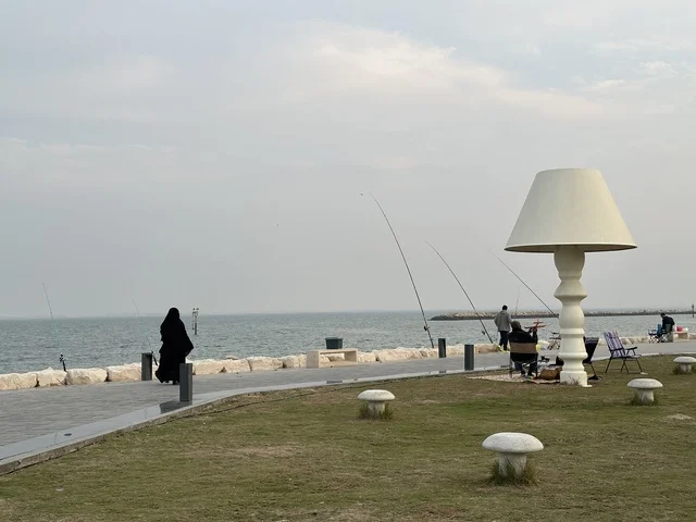 مساحات للمشي والاسترخاء،  ممشى همس فى المنطقة الشرقية، المملكة العربية السعودية ،أجواء عائلية هادئة ،  وجهة ترفيهية مفتوحة، تجربة تنزه عصرية، جلسات ومقاعد خارجية ، مطاعم ومقاهي متنوعة