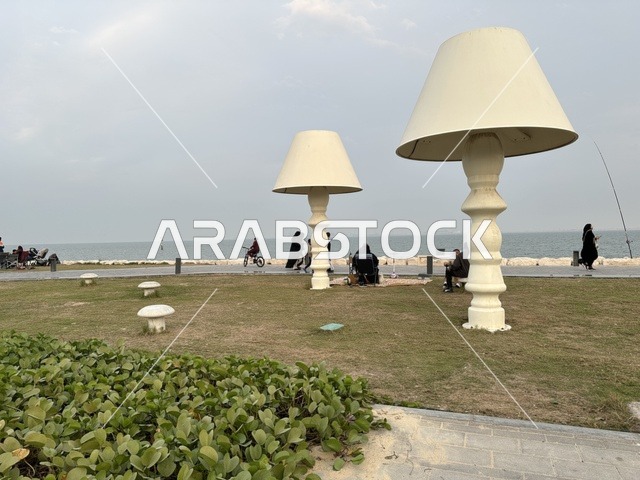 مساحات للمشي والاسترخاء،  ممشى همس فى المنطقة الشرقية، المملكة العربية السعودية ،أجواء عائلية هادئة ،  وجهة ترفيهية مفتوحة، تجربة تنزه عصرية، جلسات ومقاعد خارجية ، مطاعم ومقاهي متنوعة