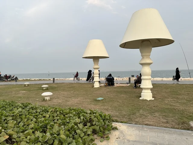 مساحات للمشي والاسترخاء،  ممشى همس فى المنطقة الشرقية، المملكة العربية السعودية ،أجواء عائلية هادئة ،  وجهة ترفيهية مفتوحة، تجربة تنزه عصرية، جلسات ومقاعد خارجية ، مطاعم ومقاهي متنوعة