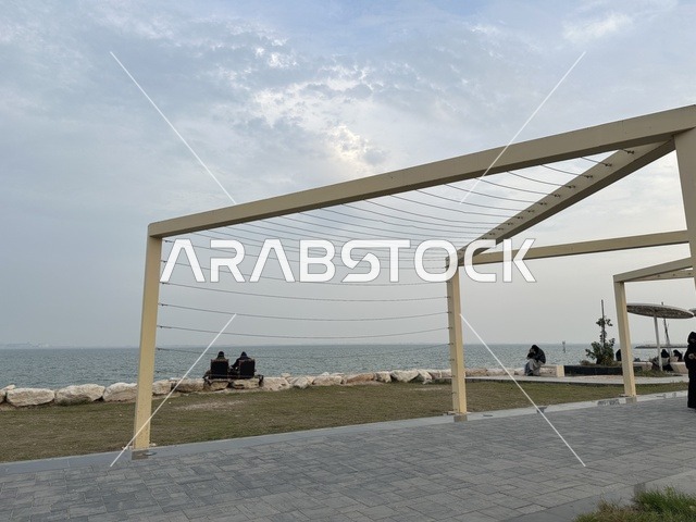 وجهة ترفيهية مفتوحة فى ممشى همس فى المنطقة الشرقية، المملكة العربية السعودية ،أجواء عائلية هادئة ، مساحات للمشي والاسترخاء،  تجربة تنزه عصرية، جلسات ومقاعد خارجية ، مطاعم ومقاهي متنوعة