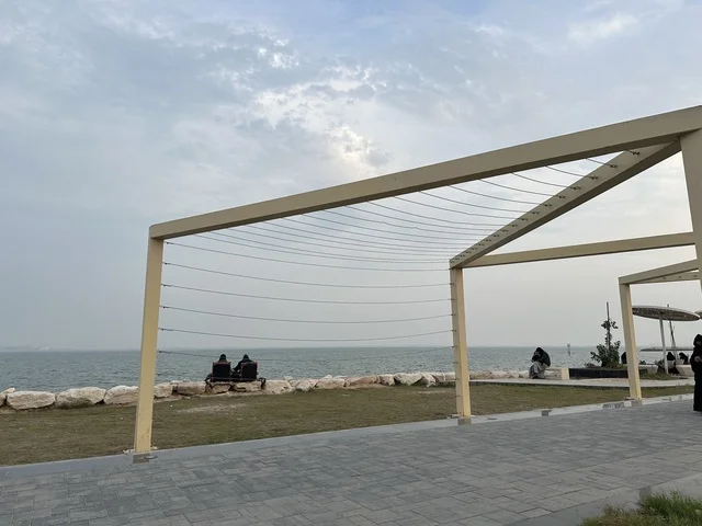 وجهة ترفيهية مفتوحة فى ممشى همس فى المنطقة الشرقية، المملكة العربية السعودية ،أجواء عائلية هادئة ، مساحات للمشي والاسترخاء،  تجربة تنزه عصرية، جلسات ومقاعد خارجية ، مطاعم ومقاهي متنوعة