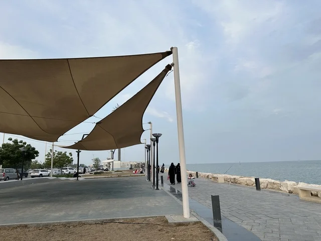 وجهة ترفيهية مفتوحة فى ممشى همس فى المنطقة الشرقية، المملكة العربية السعودية ،أجواء عائلية هادئة ، مساحات للمشي والاسترخاء،  تجربة تنزه عصرية، جلسات ومقاعد خارجية ، مطاعم ومقاهي متنوعة