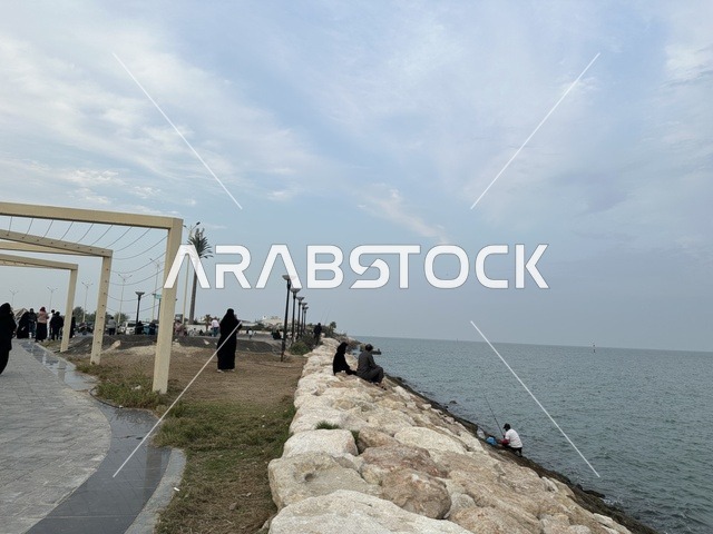 وجهة ترفيهية مفتوحة فى ممشى همس فى المنطقة الشرقية، المملكة العربية السعودية ،أجواء عائلية هادئة ، مساحات للمشي والاسترخاء،  تجربة تنزه عصرية، جلسات ومقاعد خارجية ، مطاعم ومقاهي متنوعة