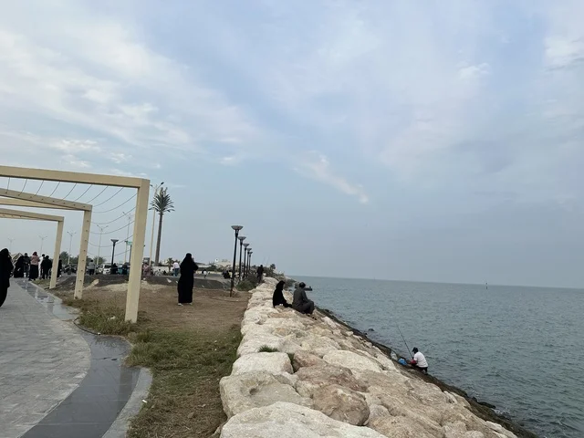 وجهة ترفيهية مفتوحة فى ممشى همس فى المنطقة الشرقية، المملكة العربية السعودية ،أجواء عائلية هادئة ، مساحات للمشي والاسترخاء،  تجربة تنزه عصرية، جلسات ومقاعد خارجية ، مطاعم ومقاهي متنوعة