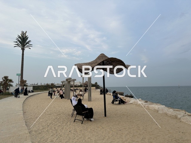 وجهة ترفيهية مفتوحة فى ممشى همس فى المنطقة الشرقية، المملكة العربية السعودية ،أجواء عائلية هادئة ، مساحات للمشي والاسترخاء،  تجربة تنزه عصرية، جلسات ومقاعد خارجية ، مطاعم ومقاهي متنوعة