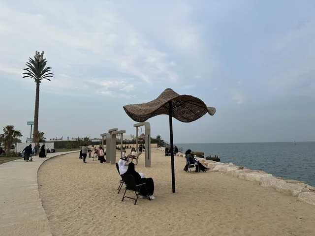 وجهة ترفيهية مفتوحة فى ممشى همس فى المنطقة الشرقية، المملكة العربية السعودية ،أجواء عائلية هادئة ، مساحات للمشي والاسترخاء،  تجربة تنزه عصرية، جلسات ومقاعد خارجية ، مطاعم ومقاهي متنوعة