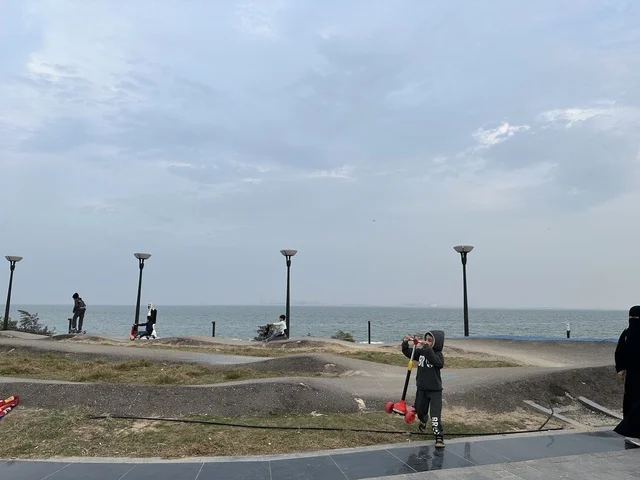 رياضات متنوعة فى ممشى همس فى المنطقة الشرقية، المملكة العربية السعودية ،أجواء عائلية هادئة ، مساحات للمشي والاسترخاء،  وجهة ترفيهية مفتوحة،  تجربة تنزه عصرية، جلسات ومقاعد خارجية