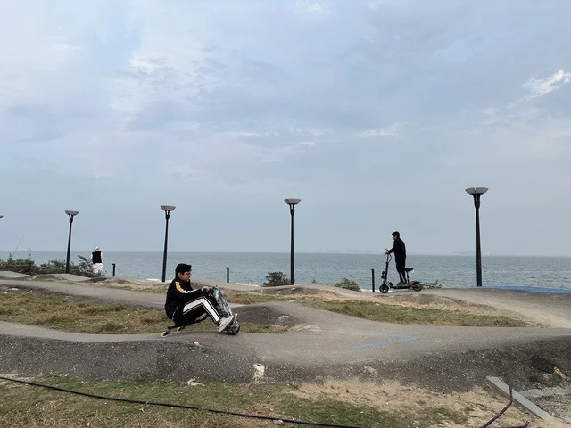 رياضات متنوعة فى ممشى همس فى المنطقة الشرقية، المملكة العربية السعودية ،أجواء عائلية هادئة ، مساحات للمشي والاسترخاء،  وجهة ترفيهية مفتوحة،  تجربة تنزه عصرية، جلسات ومقاعد خارجية