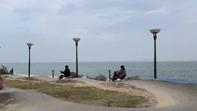 رياضات متنوعة فى ممشى همس فى المنطقة الشرقية، المملكة العربية السعودية ،أجواء عائلية هادئة ، مساحات للمشي والاسترخاء،  وجهة ترفيهية مفتوحة،  تجربة تنزه عصرية، جلسات ومقاعد خارجية