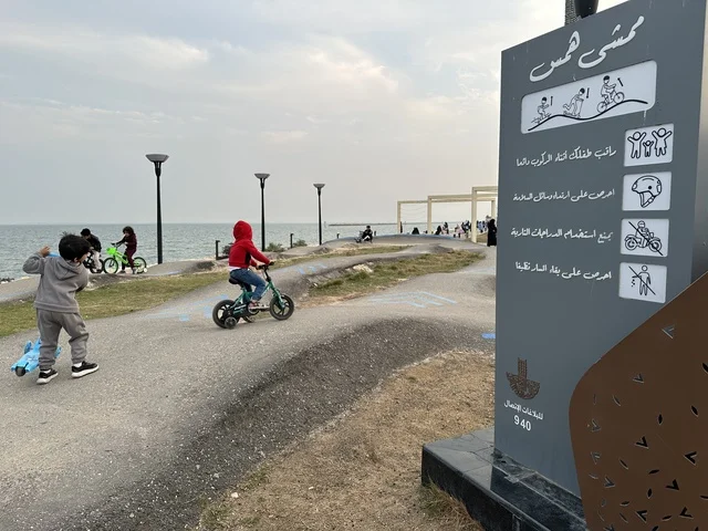 رياضات متنوعة فى ممشى همس فى المنطقة الشرقية، المملكة العربية السعودية ،أجواء عائلية هادئة ، مساحات للمشي والاسترخاء،  وجهة ترفيهية مفتوحة،  تجربة تنزه عصرية، جلسات ومقاعد خارجية