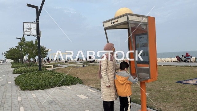 كبائن المكتبة الصوتية "مسموع"  فى ممشى همس فى المنطقة الشرقية، المملكة العربية السعودية ،أجواء عائلية هادئة ، مساحات للمشي والاسترخاء،  وجهة ترفيهية مفتوحة،  تجربة تنزه عصرية، جلسات ومقاعد خارجية