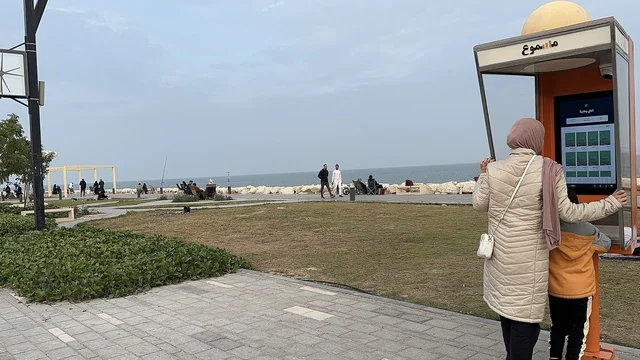 كبائن المكتبة الصوتية "مسموع"  فى ممشى همس فى المنطقة الشرقية، المملكة العربية السعودية ،أجواء عائلية هادئة ، مساحات للمشي والاسترخاء،  وجهة ترفيهية مفتوحة،  تجربة تنزه عصرية، جلسات ومقاعد خارجية