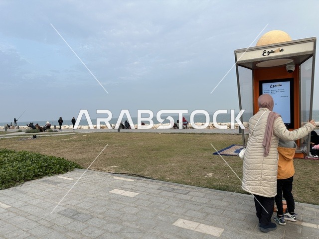 كبائن المكتبة الصوتية "مسموع"  فى ممشى همس فى المنطقة الشرقية، المملكة العربية السعودية ،أجواء عائلية هادئة ، مساحات للمشي والاسترخاء،  وجهة ترفيهية مفتوحة،  تجربة تنزه عصرية، جلسات ومقاعد خارجية