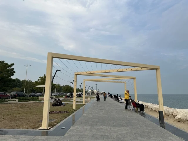 مساحات للمشي والاسترخاء فى ممشى همس فى المنطقة الشرقية، المملكة العربية السعودية ،أجواء عائلية هادئة ، وجهة ترفيهية مفتوحة،  تجربة تنزه عصرية، جلسات ومقاعد خارجية