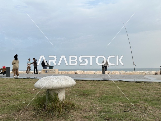 مساحات للمشي والاسترخاء فى ممشى همس فى المنطقة الشرقية، المملكة العربية السعودية ،أجواء عائلية هادئة ، وجهة ترفيهية مفتوحة،  تجربة تنزه عصرية، جلسات ومقاعد خارجية