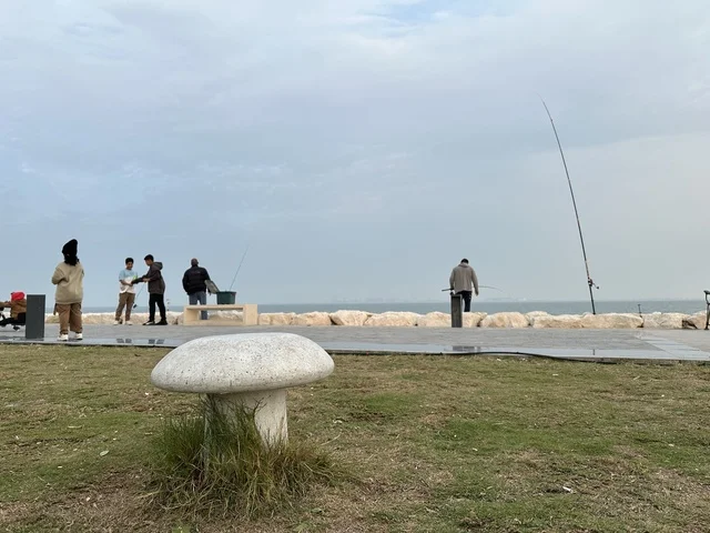 Walking and relaxation areas in Hams Walk in the Eastern Province, Saudi Arabia, a calm family atmosphere, an open recreational destination, a modern walking experience, outdoor seating and benches.