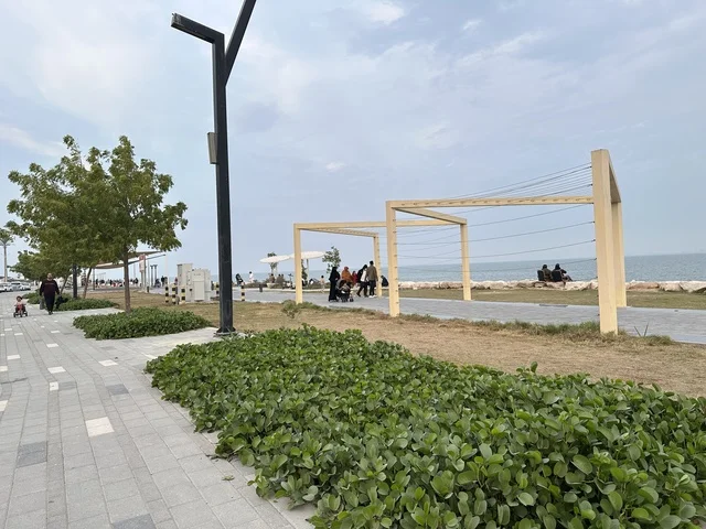 مساحات للمشي والاسترخاء فى ممشى همس فى المنطقة الشرقية، المملكة العربية السعودية ،أجواء عائلية هادئة ، وجهة ترفيهية مفتوحة،  تجربة تنزه عصرية، جلسات ومقاعد خارجية