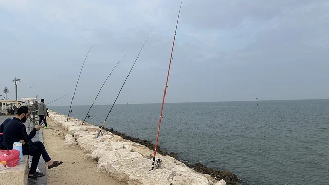 مهارة صيد السمك فى ممشى همس فى المنطقة الشرقية، المملكة العربية السعودية ،أجواء عائلية هادئة ، وجهة ترفيهية مفتوحة، مساحات للمشي والاسترخاء، تجربة تنزه عصرية، جلسات ومقاعد خارجية