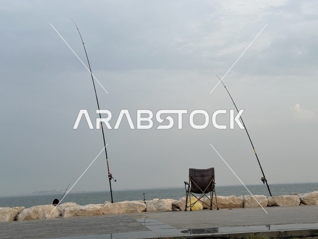 The skill of fishing at the Hams Walkway in the Eastern Province, Saudi Arabia, offers a calm family atmosphere, an open recreational destination, walking and relaxation spaces, a modern strolling experience, and outdoor seating and benches.