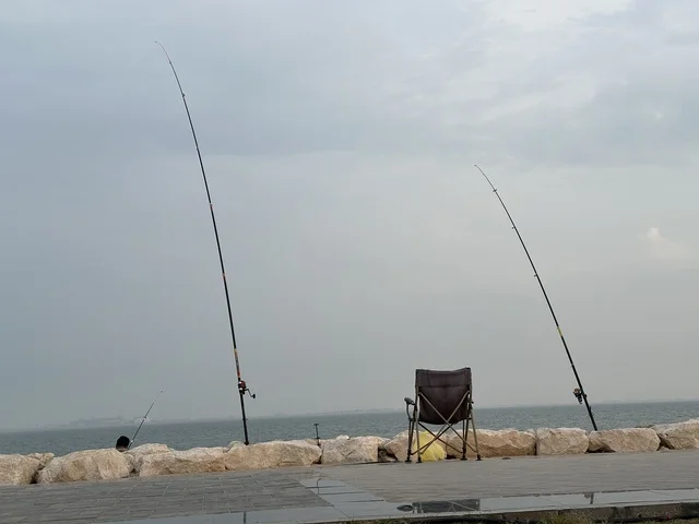 مهارة صيد السمك فى ممشى همس فى المنطقة الشرقية، المملكة العربية السعودية ،أجواء عائلية هادئة ، وجهة ترفيهية مفتوحة، مساحات للمشي والاسترخاء، تجربة تنزه عصرية، جلسات ومقاعد خارجية