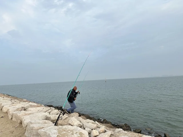 The skill of fishing at the Hams Walkway in the Eastern Province, Saudi Arabia, offers a calm family atmosphere, an open recreational destination, walking and relaxation spaces, a modern strolling experience, and outdoor seating and benches.