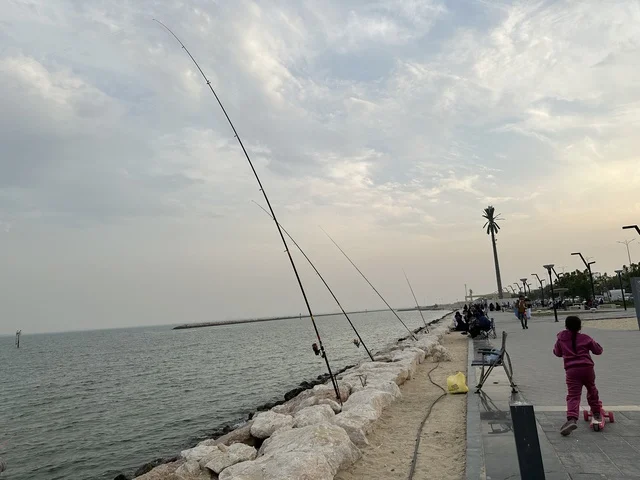 مهارة صيد السمك فى ممشى همس فى المنطقة الشرقية، المملكة العربية السعودية ،أجواء عائلية هادئة ، وجهة ترفيهية مفتوحة، مساحات للمشي والاسترخاء، تجربة تنزه عصرية، جلسات ومقاعد خارجية