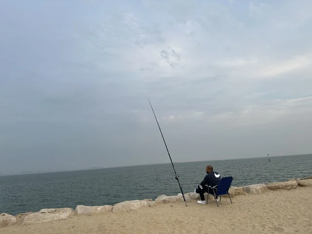 مهارة صيد السمك فى ممشى همس فى المنطقة الشرقية، المملكة العربية السعودية ،أجواء عائلية هادئة ، وجهة ترفيهية مفتوحة، مساحات للمشي والاسترخاء، تجربة تنزه عصرية، جلسات ومقاعد خارجية