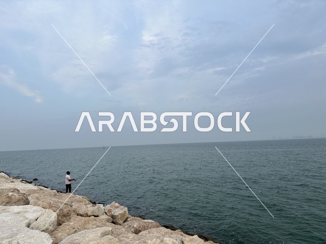 A modern walking experience, Hams Walk in the Eastern Province, Saudi Arabia, a calm family atmosphere, an open recreational destination, spaces for walking and relaxation, outdoor seating and benches.