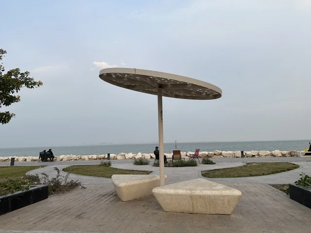 تجربة تنزه عصرية، ممشى همس فى المنطقة الشرقية، المملكة العربية السعودية ،أجواء عائلية هادئة ، وجهة ترفيهية مفتوحة، مساحات للمشي والاسترخاء،  جلسات ومقاعد خارجية