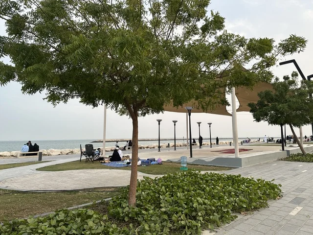 الاشجار والنباتات الخضراء فى ممشى همس فى المنطقة الشرقية، المملكة العربية السعودية ،أجواء عائلية هادئة ، تجربة تنزه عصرية،وجهة ترفيهية مفتوحة، مساحات للمشي والاسترخاء،  جلسات ومقاعد خارجية