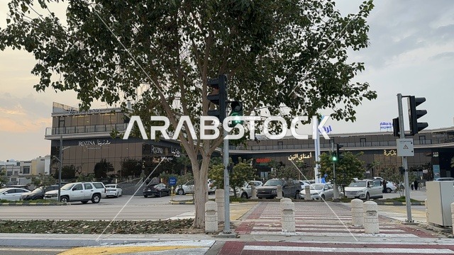 الاشجار والنباتات الخضراء فى ممشى همس فى المنطقة الشرقية، المملكة العربية السعودية ،أجواء عائلية هادئة ، تجربة تنزه عصرية،وجهة ترفيهية مفتوحة، مساحات للمشي والاسترخاء،  جلسات ومقاعد خارجية